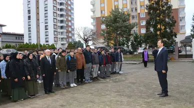 Of'taki okullarda depremzedeler için saygı duruşunda bulunuldu