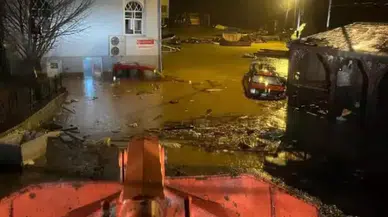 Artvin'de sağanak sele neden oldu; camide mahsur kalan cemaat kepçeyle kurtarıldı