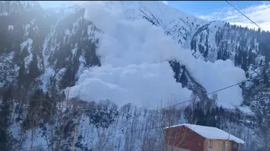 Rize'de çığ düşme anı kamerada