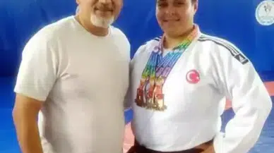 Judoda kazandığı şampiyonlukları, depremde kaybettiği antrenörüne hediye etti