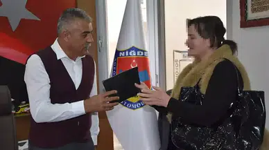 Taksisinde unutulan 1 milyon lira değerindeki ziynet eşyasını sahibine teslim etti