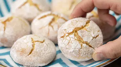 Kokusunu alan komşularınız kapınıza gelecek: Çay saatlerinizi şenlendirecek Limonlu Çatlak Kurabiye tarifi