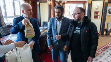 Başakan Metin Çaydalı'nı yatırımcılara tanıtıyor