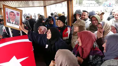 Kazada hayatını kaybeden pilot oğlunu, son yolculuğuna ağıtlarla uğurladı