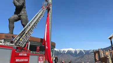 ATATEPE'DE TÜRK BAYRAĞI YENİDEN DALGALANIYOR: PROFESYONEL DAĞCI EKİPLERİNDEN ÖVGÜYE DEĞER ÇALIŞMA