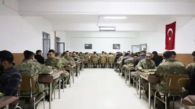 Mardin Valisi Akkoyun sınırda görevli askerlerle iftar yaptı