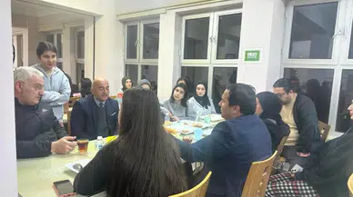 Kaymakam Altay yurtta kalan öğrencilerle iftar yaptı