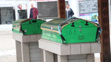 Erzurum'da eşi tarafından bıçaklanarak öldürülen anne ile kızının cenazeleri defnedildi