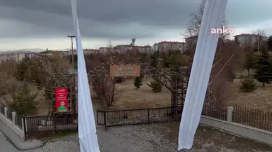 İYİ PARTİ'NİN ERZURUM ADAYI, AKP’Lİ BELEDİYENİN SATTIĞI ARAZİ VE GAYRİMENKUL LİSTESİNİ PARKA ASTIRDI