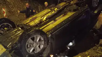 Artvin'de kaya parçasına çarparak devrilen otomobildeki 4 kişi yaralandı