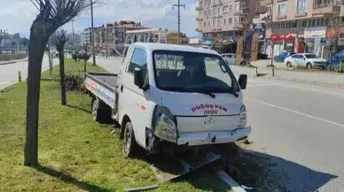 BURDUR Lastiği patlayan kamyonet refüje çıkıp ağacı devirdi