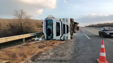 Deterjan yüklü TIR devrildi, sürücü kazayı yara almadan atlattı