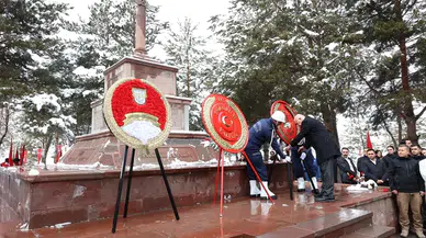 Karskapı Şehitliği'nde Çelenk Sunumu Töreni Gerçekleştirildi: "Çanakkale Geçilmez"