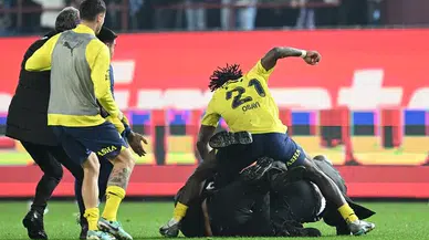 Trabzon'da maç sonu saha karıştı: Fenerbahçeli futbolculara saldırı!