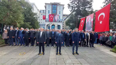Hopa Belediyesi'nden Anlamlı Çelenk Sunma Töreni: Çanakkale Zaferi ve Şehitleri Anıldı