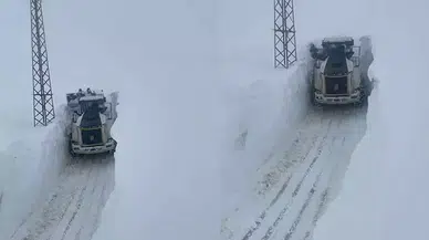 Üs bölgesi yolunda 4 metreyi bulan karla mücadele