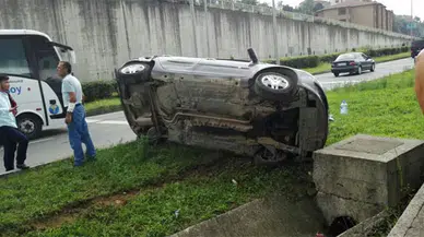 Rize'de refüje çarparak devrilen otomobildeki 2 kişi yaralandı