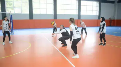 Bakan Bak, gençlerle voleybol oynadı