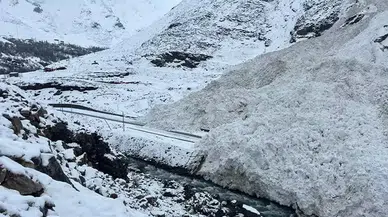 Bahçesaray'da kara yoluna çığ düştü