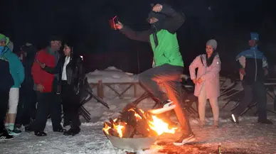 İranlı turistler nevruz ateşini Palandöken'de yaktı