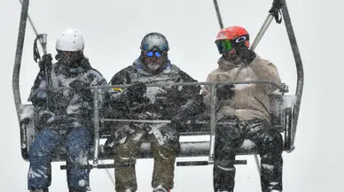 İlkbaharda yoğun karın ardından Palandöken ve Sarıkamış'ta kayak keyfi sürüyor