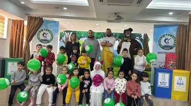 Çayeli Belediyesi tiyatro ekibi Yamantürk Ortaokulu'nda