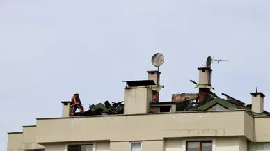 Trabzon'da sekiz katlı binanın çatısında çıkan yangın söndürüldü