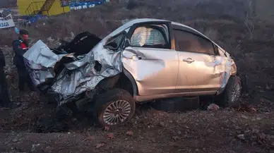 Otomobil reklam panosuna çarptı: 1 ölü, 1'i ağır 3 yaralı