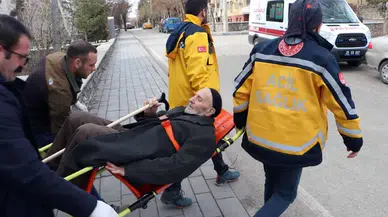 90 yaşındaki seçmen, sandık başına sedye ile götürüldü