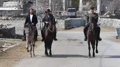 Kayseri'de oy kullanmaya atları ile geldiler