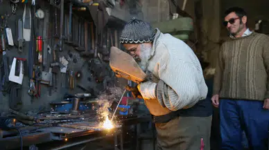 Rize'de 55 yıldır kaynakçılık yapan usta, mesleğini yeni nesle öğretiyor