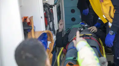 Erzurum'da refüjdeki ağaca çarparak devrilen aracın sürücüsü ile eşi yaralandı