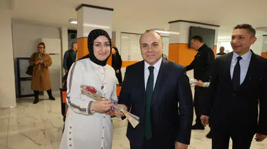 Artvin Valisi Cengiz Ünsal, 8 Mart Dünya Kadınlar Günü dolayısıyla Valilik yerleşkesinde görev yapan kadın personeli ziyaret ederek, anlamlı bir kutlama gerçekleştirdi