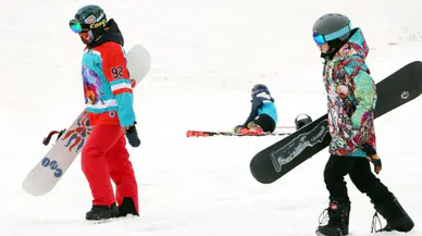Palandöken'de tatilciler nisanda kayak yapmanın tadını çıkardı
