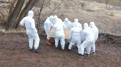 Kene ısırması sonrası öldü, mahalleli özel giysi giyerek toprağa verdi