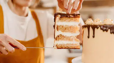 Pasta kekinin mükemmel olmasının sebebi o malzeme! 1 kaşık ekleyin, sünger gibi yapıyor