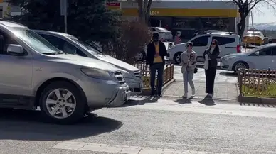 Görme engelli bastonuyla caddede sosyal deney yaptı; sürücüler üzdü, halkın duyarlılığı sevindirdi