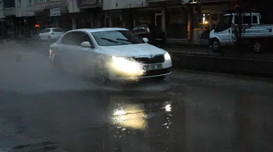 Erzurum'da sağanak hayatı olumsuz etkiledi