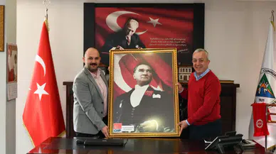 CHP Artvin Merkez İlçe Başkanı Gümrükçü ve Yönetimi, Başkan Erdem'i Ziyaret Etti