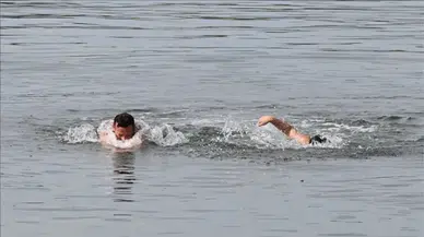 Trabzon'da sıcak havayı fırsat bilenler denize girdi