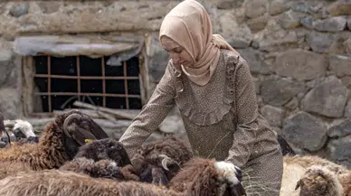 Gurbetten köyüne dönen kadın devlet desteğiyle sürü sahibi oldu