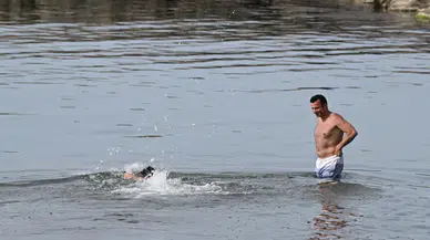 Trabzon'da sıcak havayı fırsat bilen vatandaşlar denize girdi