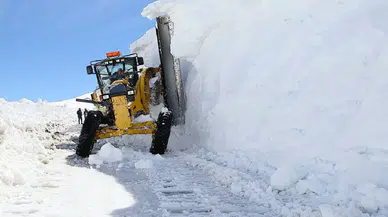 Bayburt'ta ekipler ilkbaharda iş makinesinin boyunu aşan karla mücadele ediyor