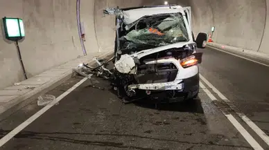 Kamyonet tünelde TIR'a çarptı; 1 ölü, 3 yaralı