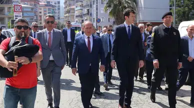 Arhavi'de ilkokul öğrencileri 23 Nisan'ı balonlarla yürüyerek kutladı