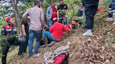 Trabzon'da ormanda çalışırken uçuruma yuvarlanan kişiyi itfaiye kurtardı