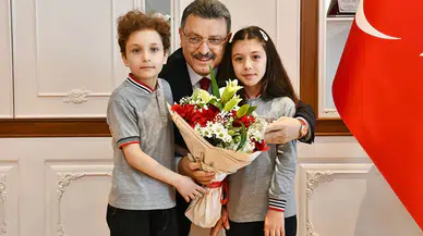 Trabzon Büyükşehir Belediye Başkanı Genç, makamını öğrencilere devretti