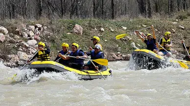 İlkbaharda coşkun akan Çoruh Nehri rafting tutkunlarını ağırlıyor