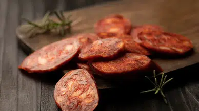 Çiğ Sucuk Yemek Zararlı Mıdır, Kurt Yapar Mı ve Yenir Mi?