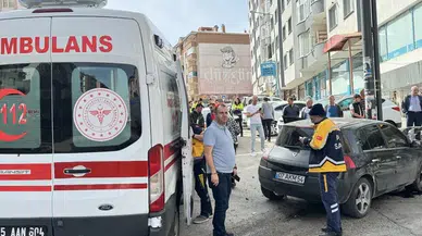 Erzurum'da servis minibüsü ile otomobil çarpıştı, 6 kişi yaralandı